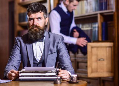 Yazarların rutin konsepti. Yeni kitap üzerinde çalışan yazar