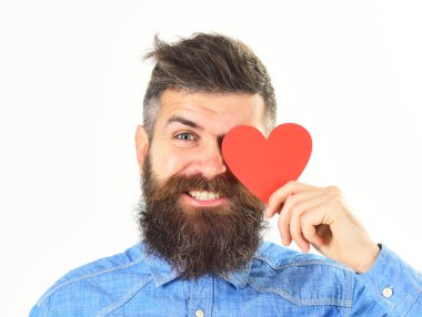 Mutlu yüz ile sakallı adam kırmızı kalp tutar