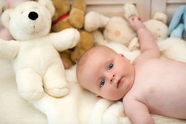 赤ちゃんの男の子と白のテディベア。子供の頃、好奇心の概念. — ストック写真