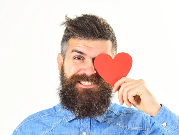 Людина з бородою з щасливим обличчям тримає червоне серце — стокове фото