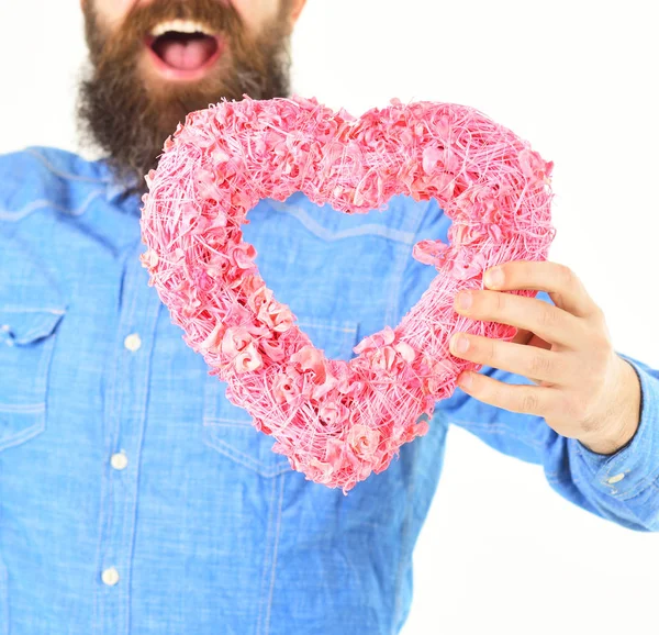 Coração rosa em mãos masculinas . — Fotografia de Stock