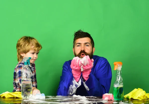 胡子和胡子的家伙用手套吹泡沫 — 图库照片