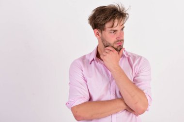 Beyaz arka plan üzerinde izole meraklı ve düşünceli yüzü olan adam