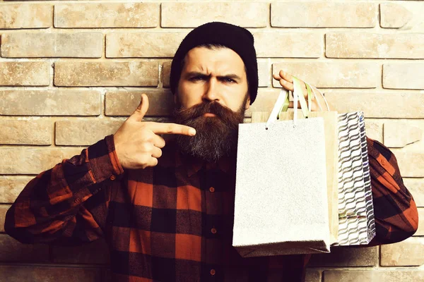 Bearded brutal caucasian hipster with moustache holding shopping packages — Stock Photo, Image
