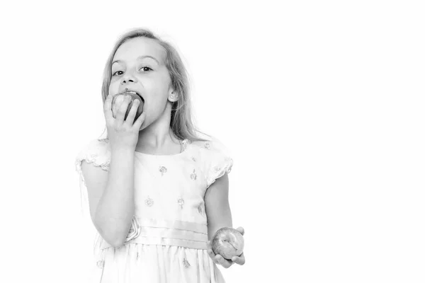 Χαριτωμένο κοριτσάκι τρώει ένα μήλο απομονωμένο σε λευκό φόντο — Φωτογραφία Αρχείου