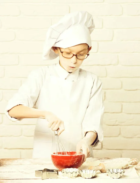 얼룩있는 귀여운 요리사 소년 — 스톡 사진