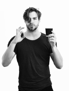 Kafkas seksi genç maço elinde kahve fincanı tutuyor.