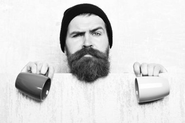 Kâğıt çarşaf ve fincanlarla vahşi beyaz hippi sakallı.