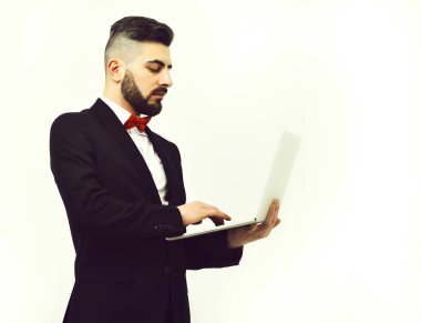 İşadamı sakallı ya da ciddi bir yüz ile yönetmen tutuyor