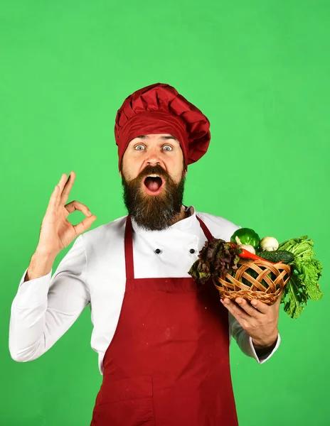 Concepto de cocina saludable. Hombre con barba sobre fondo verde — Foto de Stock