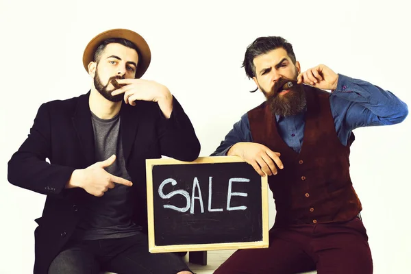 Dois homens barbudos, brancos hipsters elegantes com bigode, inscrição venda — Fotografia de Stock