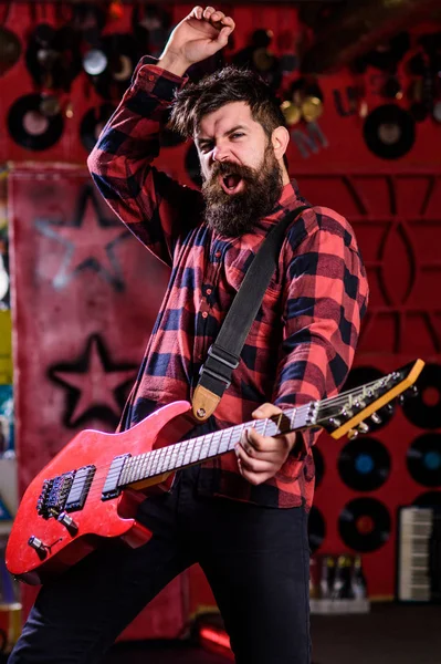 수염과 음악가 전기 기타를 재생 합니다. 열정적인 얼굴을 가진 남자 — 스톡 사진