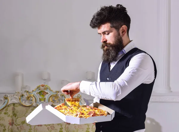 Sakal ve bıyık teslim tutar kutusu lezzetli taze sıcak pizza ile olan adam. Pizza teslim kavramı. Maço klasik giysiler pizza, lüks iç arka plan yiyecek katı yüzünde aç — Stok fotoğraf