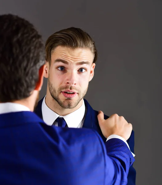 Uomo in giacca ascoltando il suo socio d'affari con la faccia sorpresa — Foto Stock