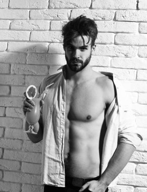 Yakışıklı, sakallı, maço, seksi adam.