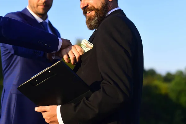 Uomo Con Barba Faccia Sorridente Tiene Cartella Prende Tangente Costruttori — Foto Stock