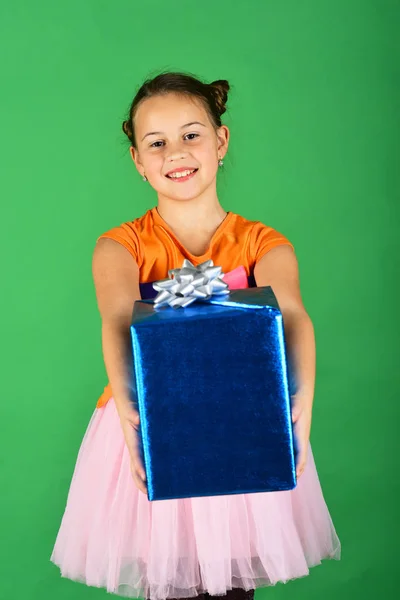 Dame ouvre cadeau bleu pour Noël. Fille avec boîte cadeau — Photo