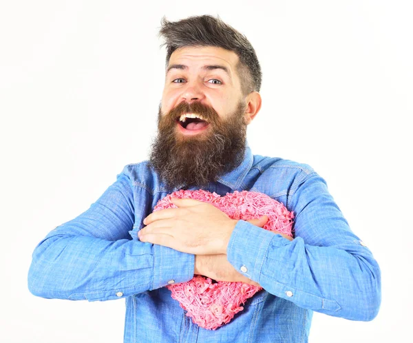 Bonito cara romântico segurando um coração rosa — Fotografia de Stock