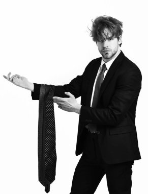 Sakallı, maço, şık takım elbiseli, kravatlı bir adam.