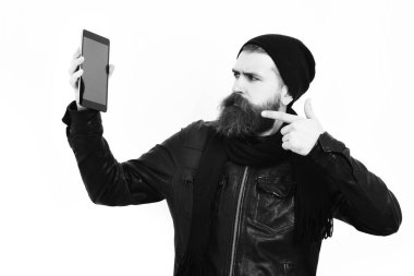 Sakallı, Kafkas hippisi, elinde tablet.