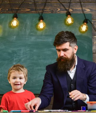 Baba ve çocuk sanat sınıfında eğleniyor. Baba ve oğul birlikte boyama