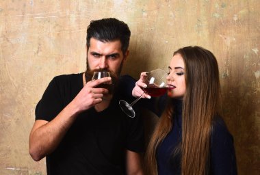 Sakal ve kız tutun içecekler bej renkli arka plan üzerinde olan adam