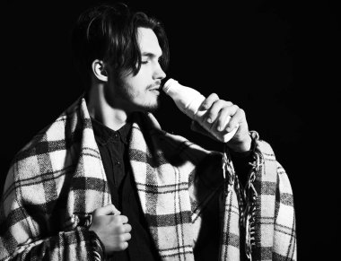 Ekoseli sakallı adam.