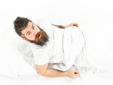Sabah ve kavram uyan. Adam şaşırmış yüzünde,