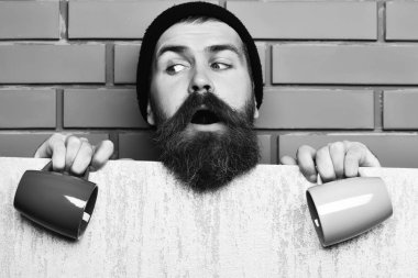 Kâğıt çarşaf ve fincanlarla vahşi beyaz hippi sakallı.