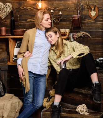 Arkadaşlar duygulu akşam, iç arka plan geçirmek. Arkadaşlar hugs süre var duygulu konuşma. Kızlar rahat yüzleri metalik kupalar tutun, coziness içecekler tadını çıkarın. Destek ve sempati kavramı