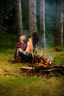 Arzularla dolu bir çift dışarıda sevişiyor..