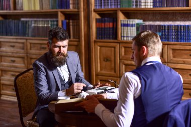 Yazar ile meşgul yüz kullanım daktilo, yeni makale üzerinde çalışır