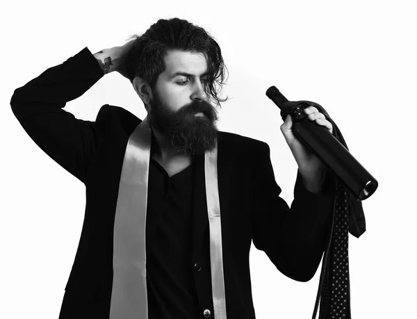 Brutális kaukázusi hipster nyakkendővel a vállán tartó üvegen — Stock Fotó