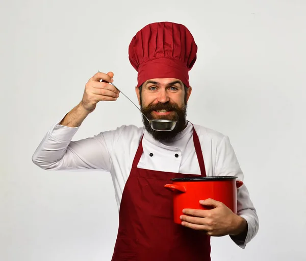 Man Met Baard Heeft Rode Pot Witte Achtergrond Koken Met — Stockfoto