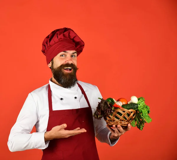 Cook, boldog arc, Burgundia egységes bemutatja zöldségek — Stock Fotó
