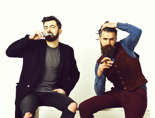 Dois homens barbudos, brancos hipsters elegantes com bigode — Fotografia de Stock