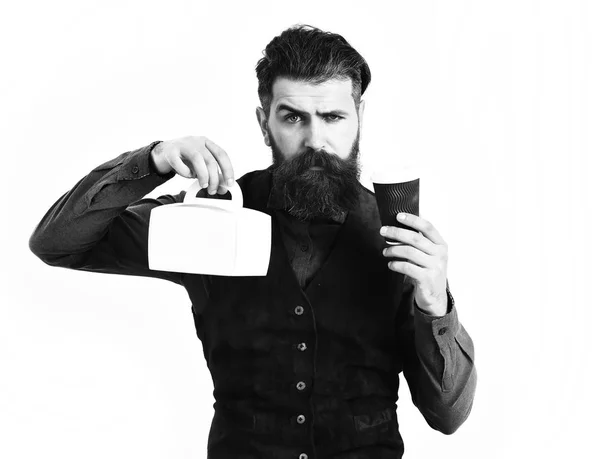 Brodaty mężczyzna trzymający pudełko na lunch, kubek z poważną twarzą — Zdjęcie stockowe