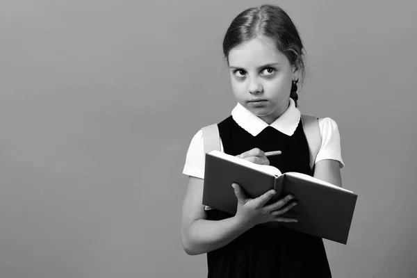 Menina da escola com rosto pensativo isolado no fundo azul — Fotografia de Stock