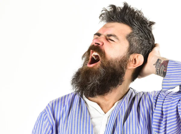 Hipster con barba y bigote con pelo desordenado lleva albornoz — Foto de Stock