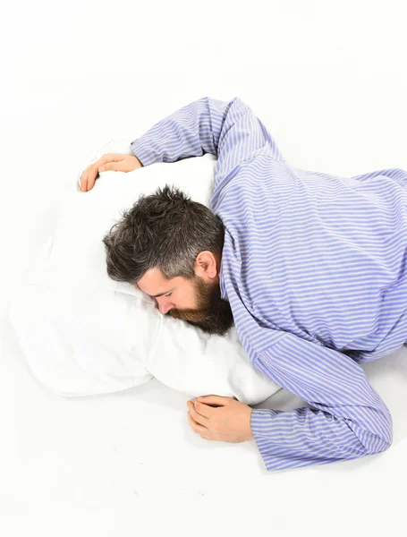 Hombre durmiendo, relajarse, siesta, sueño, fondo blanco . — Foto de Stock