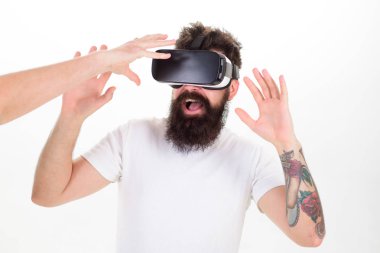 Vr gözlük, beyaz arka planda sakallı adam. Hipster modern teknolojiler eğlence için kullanın. Adam kafa monte ekran ile sanal gerçeklik el ile etkileşim. Sanal gerçeklik kavramı