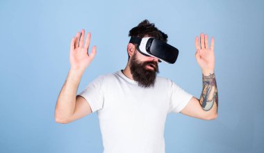 Vr gözlük, açık mavi renkli sakallı adam. Sanal gerçeklik ile modern Gadget'ı keşfetmek meşgul yüzündeki hippi. VR gadget kavramı. Adam kafa monte ekran ile etkileşim içinde sanal gerçeklik