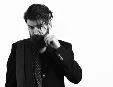 Omzunda kravatları olan siyah takım elbiseli Kafkas bir hippi.