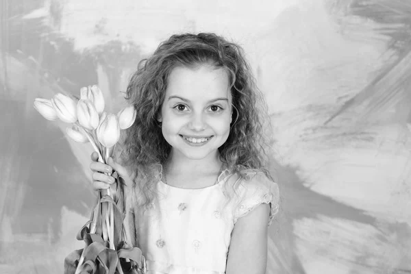 Menina feliz com flores de tulipa de primavera, mulheres, feriado do dia das mães — Fotografia de Stock