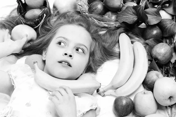 Εξωτικά φρούτα ή καλοκαίρι φόντο με έκπληξη για μικρό κορίτσι. — Φωτογραφία Αρχείου