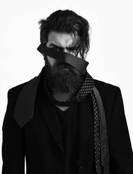 Brutal caucasien hipster en costume noir avec des liens autour de la tête — Photo