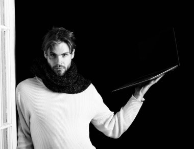 Laptoplu sakallı yakışıklı adam.