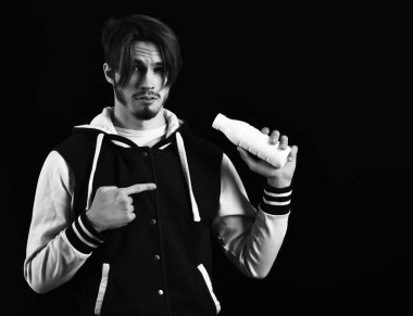 Beyzbol ceketli sakallı adam.