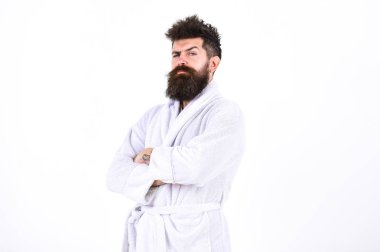 Beyaz arka plan üzerinde izole bir bornoz yakışıklı adam. Silah ile duran sakallı adam göğsüne geçti. Maço çatık ve onun kaş raising pijama