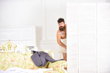 Sevgili beyaz iç çıplak yakalandı. Sakal ve bıyık ekran katlama arkasında saklanıyor olan adam. Severler ve hile kavramı. Hipster çıplak şok yüz yatak odasında beklenmedik bir şekilde tespit